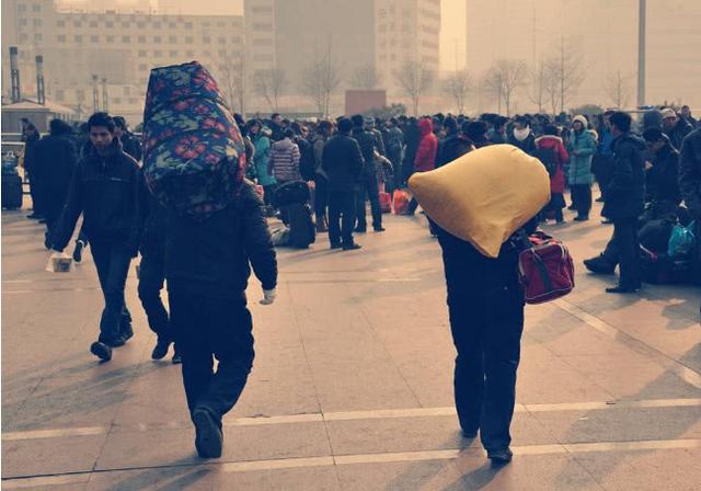 老員工要求「漲工資」反被老闆開除，3個月後路過工廠，老員工笑了：活該