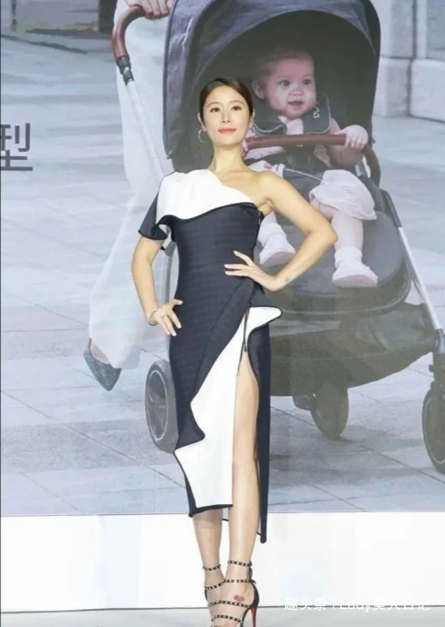 婚後徹底放開！林心如「穿超緊拉鏈裙」只拉一半，一側身「高抬腿」秀臀部曲線：都不好意思看