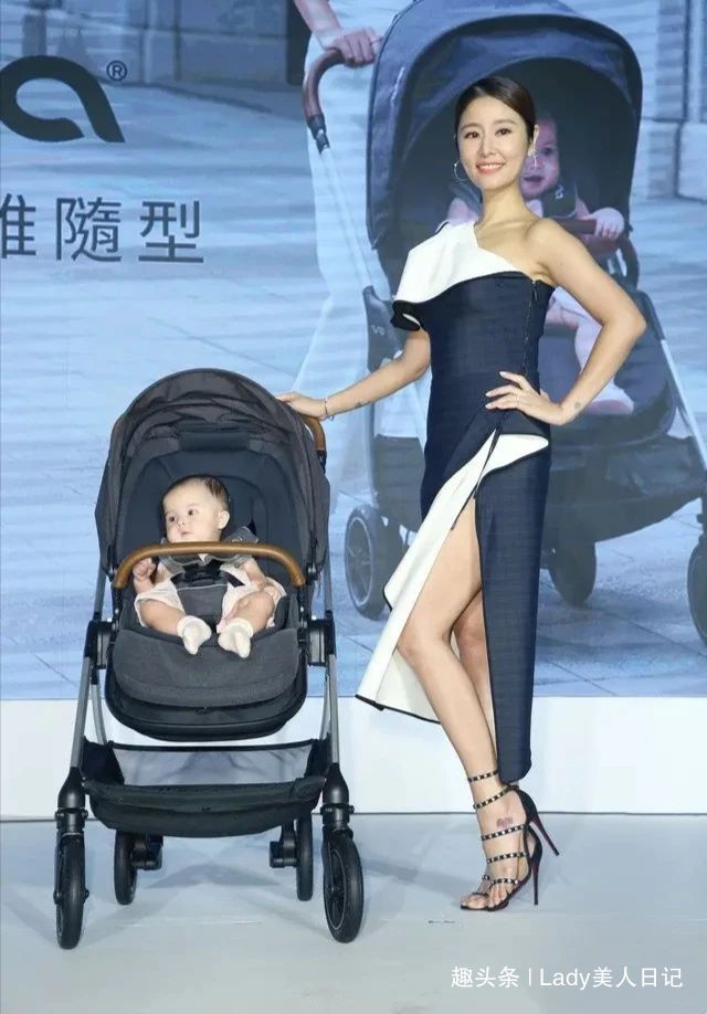 婚後徹底放開！林心如「穿超緊拉鏈裙」只拉一半，一側身「高抬腿」秀臀部曲線：都不好意思看