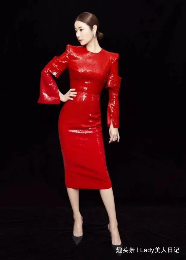 婚後徹底放開！林心如「穿超緊拉鏈裙」只拉一半，一側身「高抬腿」秀臀部曲線：都不好意思看