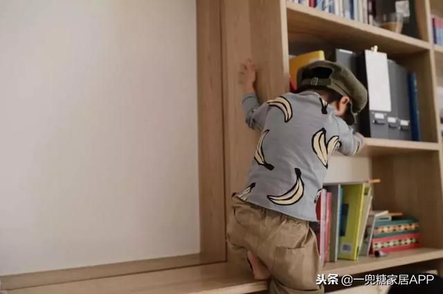 飄窗只能晾衣服？經過她獨特設計「主卧晾衣服  貨倉板當床  玩具藏地下」客廳大到可以讓兩個女兒奔跑，她家太玩太實用了