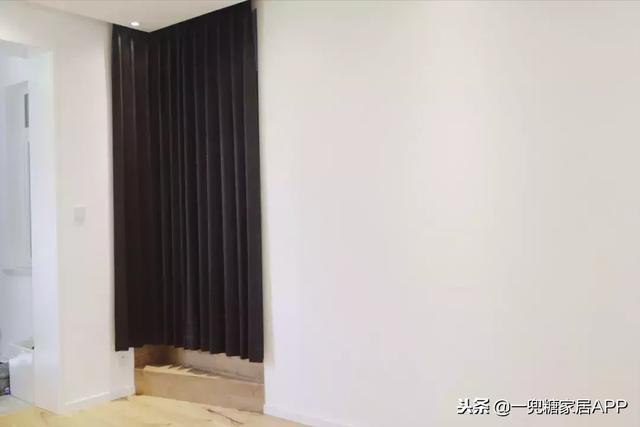 飄窗只能晾衣服？經過她獨特設計「主卧晾衣服  貨倉板當床  玩具藏地下」客廳大到可以讓兩個女兒奔跑，她家太玩太實用了