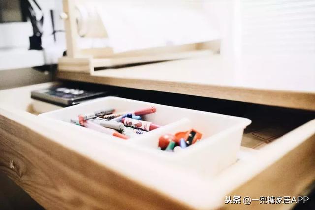 飄窗只能晾衣服？經過她獨特設計「主卧晾衣服  貨倉板當床  玩具藏地下」客廳大到可以讓兩個女兒奔跑，她家太玩太實用了