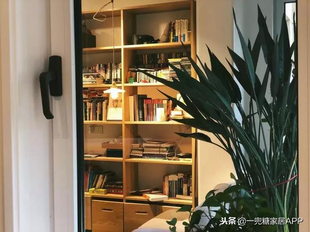 飄窗只能晾衣服？經過她獨特設計「主卧晾衣服  貨倉板當床  玩具藏地下」客廳大到可以讓兩個女兒奔跑，她家太玩太實用了