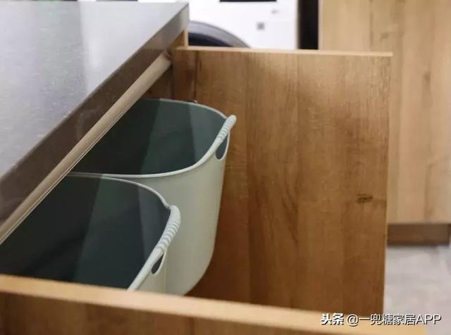 飄窗只能晾衣服？經過她獨特設計「主卧晾衣服  貨倉板當床  玩具藏地下」客廳大到可以讓兩個女兒奔跑，她家太玩太實用了