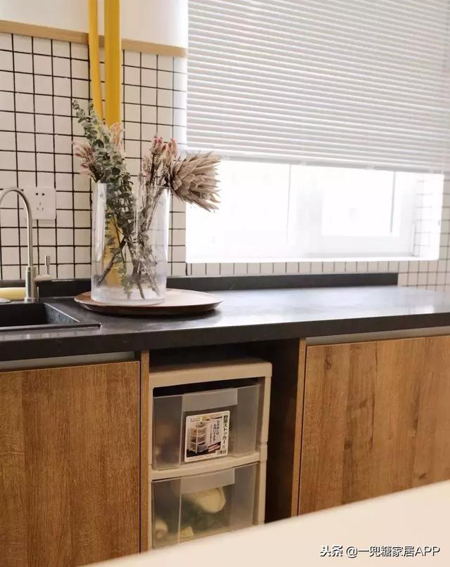 飄窗只能晾衣服？經過她獨特設計「主卧晾衣服  貨倉板當床  玩具藏地下」客廳大到可以讓兩個女兒奔跑，她家太玩太實用了