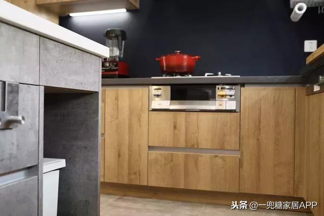 飄窗只能晾衣服？經過她獨特設計「主卧晾衣服  貨倉板當床  玩具藏地下」客廳大到可以讓兩個女兒奔跑，她家太玩太實用了