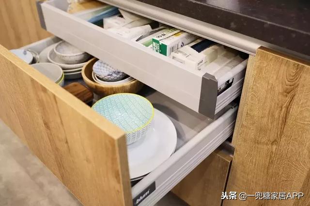 飄窗只能晾衣服？經過她獨特設計「主卧晾衣服  貨倉板當床  玩具藏地下」客廳大到可以讓兩個女兒奔跑，她家太玩太實用了