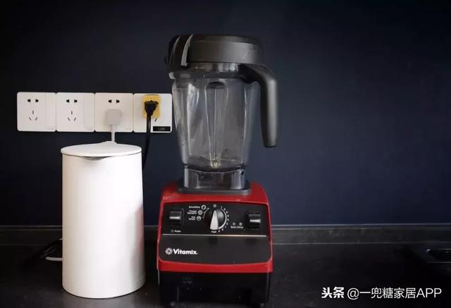 飄窗只能晾衣服？經過她獨特設計「主卧晾衣服  貨倉板當床  玩具藏地下」客廳大到可以讓兩個女兒奔跑，她家太玩太實用了