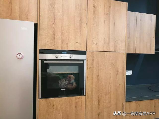 飄窗只能晾衣服？經過她獨特設計「主卧晾衣服  貨倉板當床  玩具藏地下」客廳大到可以讓兩個女兒奔跑，她家太玩太實用了