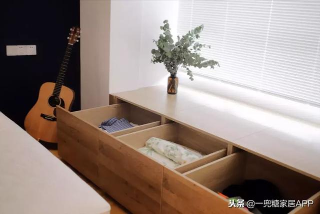 飄窗只能晾衣服？經過她獨特設計「主卧晾衣服  貨倉板當床  玩具藏地下」客廳大到可以讓兩個女兒奔跑，她家太玩太實用了