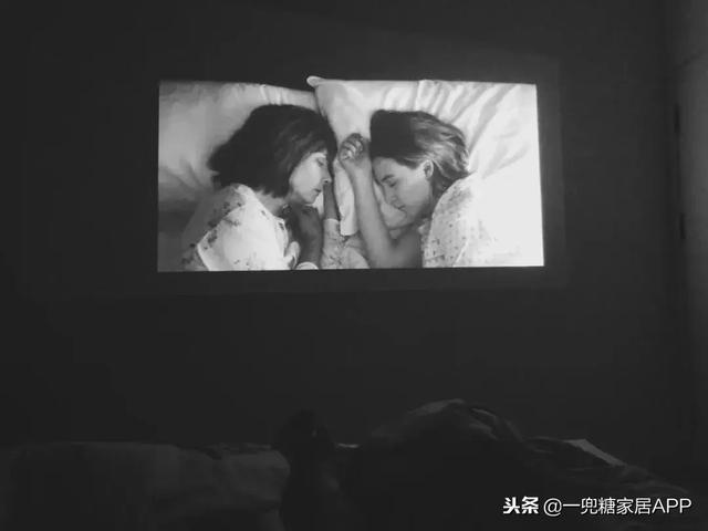飄窗只能晾衣服？經過她獨特設計「主卧晾衣服  貨倉板當床  玩具藏地下」客廳大到可以讓兩個女兒奔跑，她家太玩太實用了
