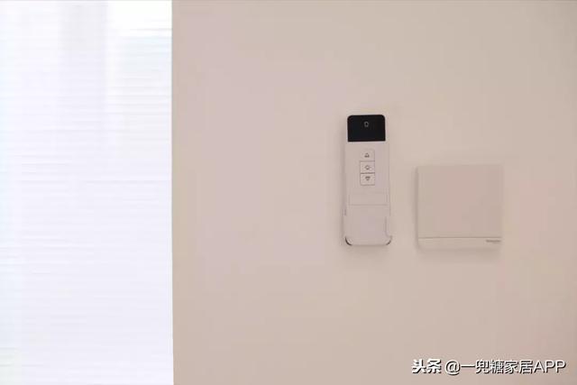 飄窗只能晾衣服？經過她獨特設計「主卧晾衣服  貨倉板當床  玩具藏地下」客廳大到可以讓兩個女兒奔跑，她家太玩太實用了