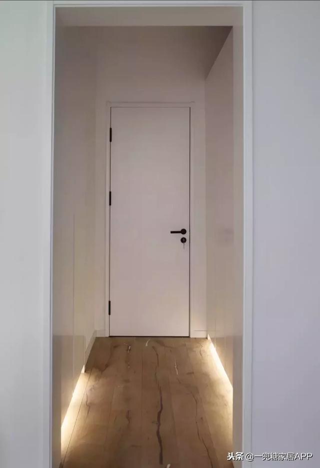 飄窗只能晾衣服？經過她獨特設計「主卧晾衣服  貨倉板當床  玩具藏地下」客廳大到可以讓兩個女兒奔跑，她家太玩太實用了