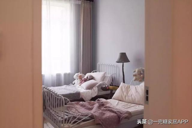 飄窗只能晾衣服？經過她獨特設計「主卧晾衣服  貨倉板當床  玩具藏地下」客廳大到可以讓兩個女兒奔跑，她家太玩太實用了