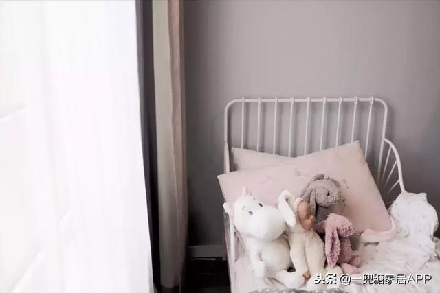 飄窗只能晾衣服？經過她獨特設計「主卧晾衣服  貨倉板當床  玩具藏地下」客廳大到可以讓兩個女兒奔跑，她家太玩太實用了