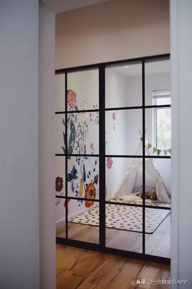 飄窗只能晾衣服？經過她獨特設計「主卧晾衣服  貨倉板當床  玩具藏地下」客廳大到可以讓兩個女兒奔跑，她家太玩太實用了
