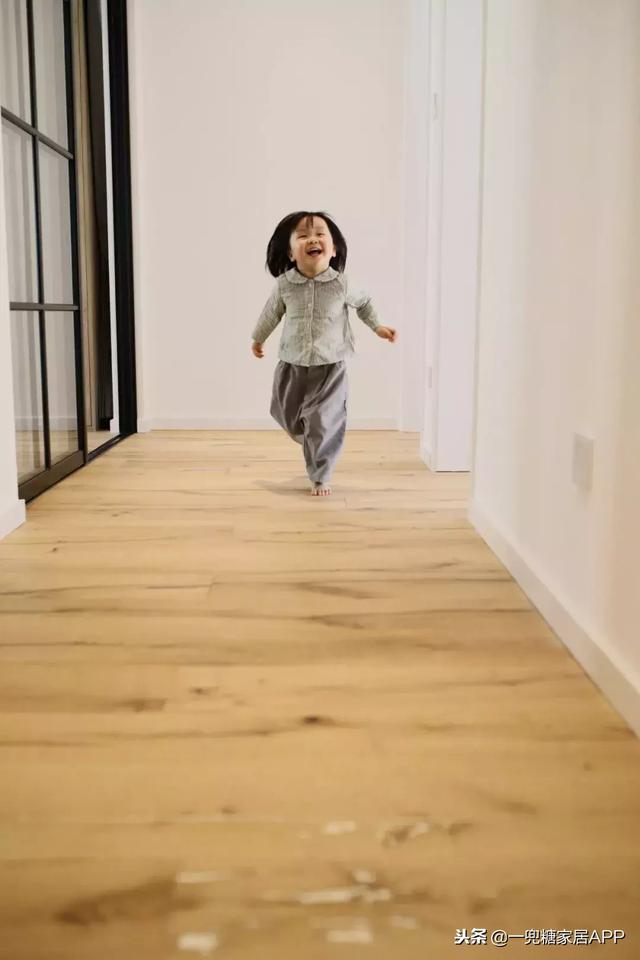 飄窗只能晾衣服？經過她獨特設計「主卧晾衣服  貨倉板當床  玩具藏地下」客廳大到可以讓兩個女兒奔跑，她家太玩太實用了