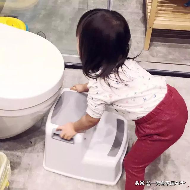 飄窗只能晾衣服？經過她獨特設計「主卧晾衣服  貨倉板當床  玩具藏地下」客廳大到可以讓兩個女兒奔跑，她家太玩太實用了
