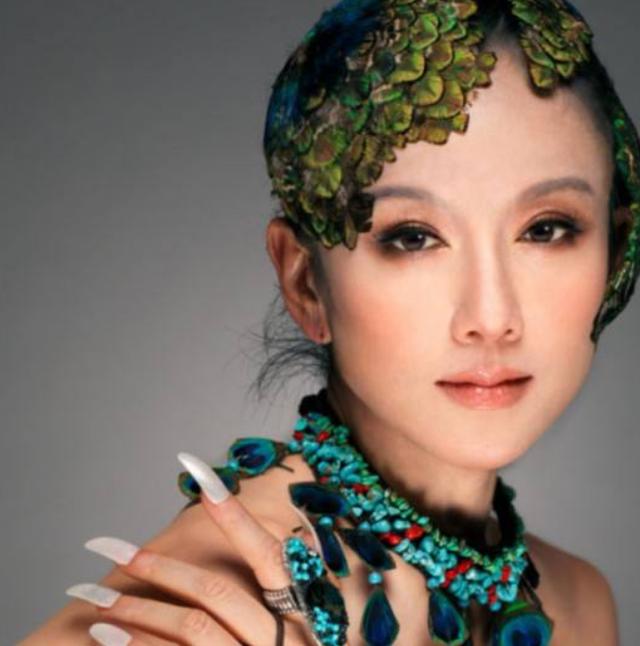 活成人間老佛爺！61歲孔雀公主楊麗萍「為跳舞放棄生孩子」　 20年不吃米飯「起居全靠助理伺候」