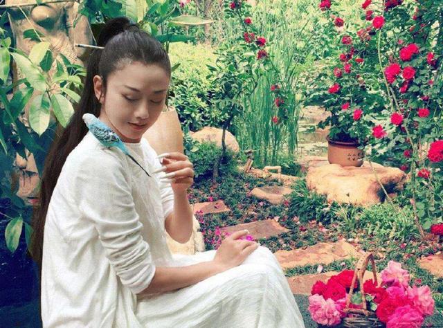 活成人間老佛爺！61歲孔雀公主楊麗萍「為跳舞放棄生孩子」　 20年不吃米飯「起居全靠助理伺候」