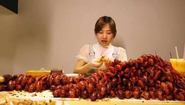 正妹直播吃15公斤龍蝦!吃完忘關攝像頭 當她說出一句話「網友才知被騙了」:全都退讃