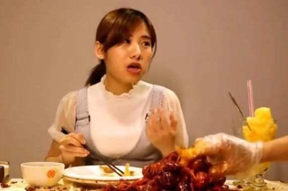 正妹直播吃15公斤龍蝦!吃完忘關攝像頭 當她說出一句話「網友才知被騙了」:全都退讃