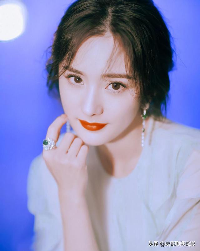 楊冪18年前舊照曝光!穿牛仔裙青澀單純,「頭戴迷彩小方巾」可愛動人:如今變身氣場女王