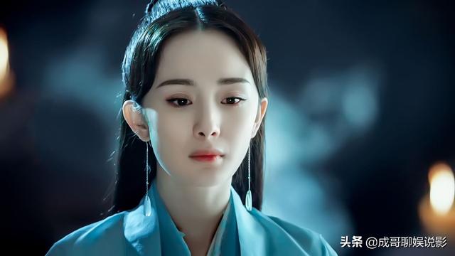 楊冪18年前舊照曝光!穿牛仔裙青澀單純,「頭戴迷彩小方巾」可愛動人:如今變身氣場女王