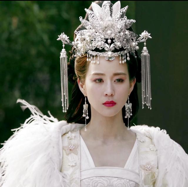 為了美有多拼？張鈞甯挑戰「人體極限」，硬是把身體「折成了三角形」：好身材來之不易