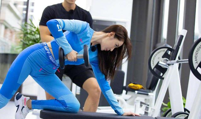 為了美有多拼？張鈞甯挑戰「人體極限」，硬是把身體「折成了三角形」：好身材來之不易