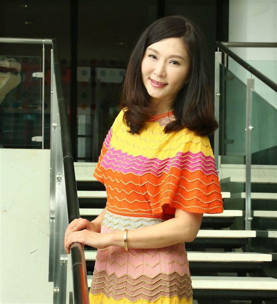 張玉嬿爆送醫！意外摔倒「重量全壓手腕」被醫告知：休養一個月　「獨居無人顧」樂觀面對