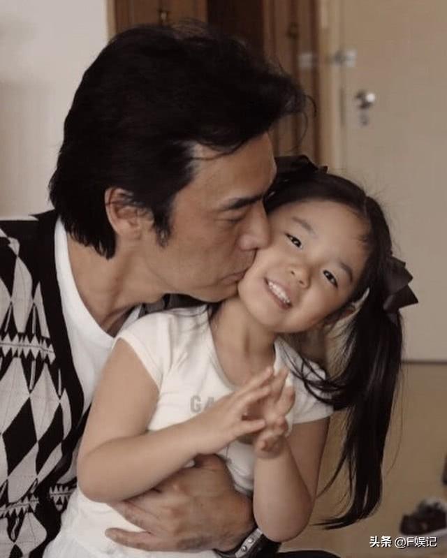 鍾鎮濤67歲生日甜曬「夫妻恩愛照」淚謝現任不離棄　女兒遺傳歌唱「台風穩健」盼當父接班人