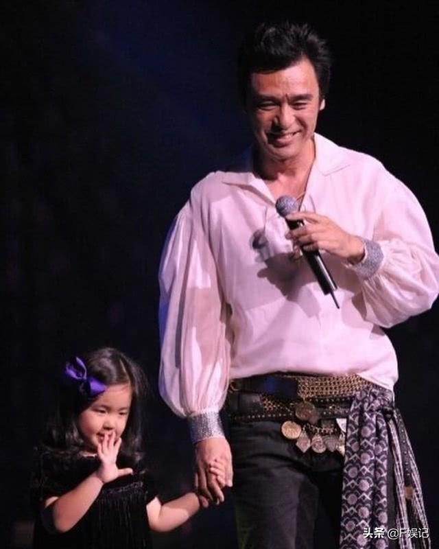 鍾鎮濤67歲生日甜曬「夫妻恩愛照」淚謝現任不離棄　女兒遺傳歌唱「台風穩健」盼當父接班人