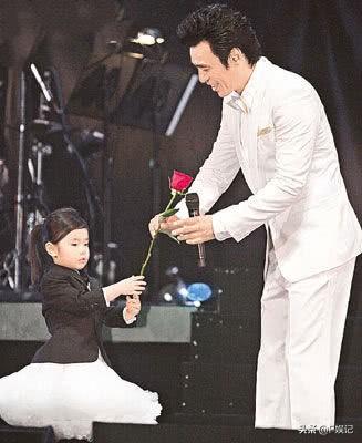 鍾鎮濤67歲生日甜曬「夫妻恩愛照」淚謝現任不離棄　女兒遺傳歌唱「台風穩健」盼當父接班人