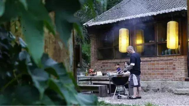25年沒人住！外籍夫帶全家「租30坪破舊老房」巧手改造　變身大自然樂園「孩子不愛電子產品」：最特別的童年