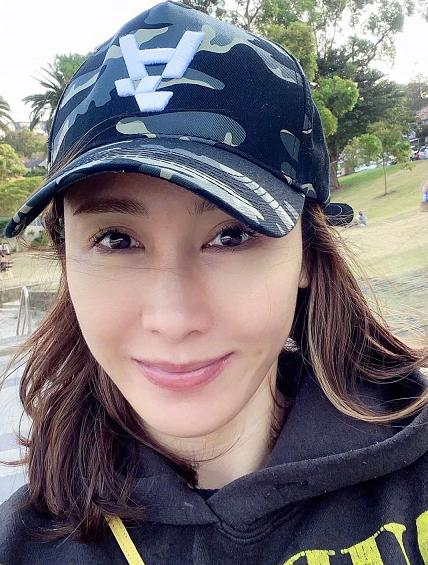 48歲黎姿曬照「皮膚白皙緊緻」鴨舌帽難掩凍齡美貌 送別10年老員工「親獻鮮花蛋糕」人美又心善