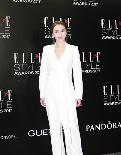 48歲黎姿曬照「皮膚白皙緊緻」鴨舌帽難掩凍齡美貌 送別10年老員工「親獻鮮花蛋糕」人美又心善