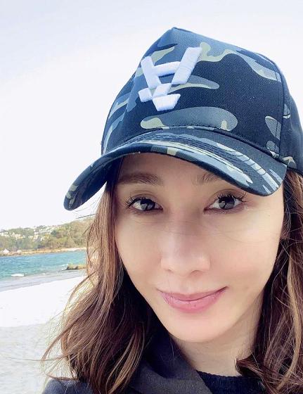 48歲黎姿曬照「皮膚白皙緊緻」鴨舌帽難掩凍齡美貌 送別10年老員工「親獻鮮花蛋糕」人美又心善