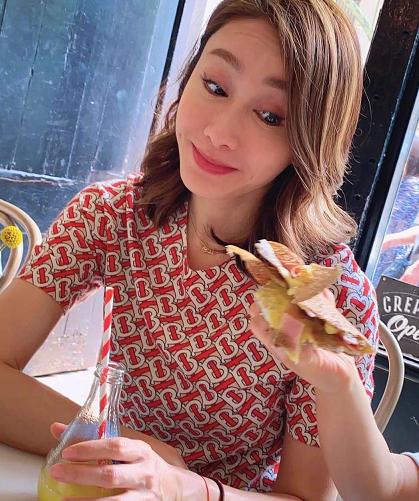 48歲黎姿曬照「皮膚白皙緊緻」鴨舌帽難掩凍齡美貌 送別10年老員工「親獻鮮花蛋糕」人美又心善