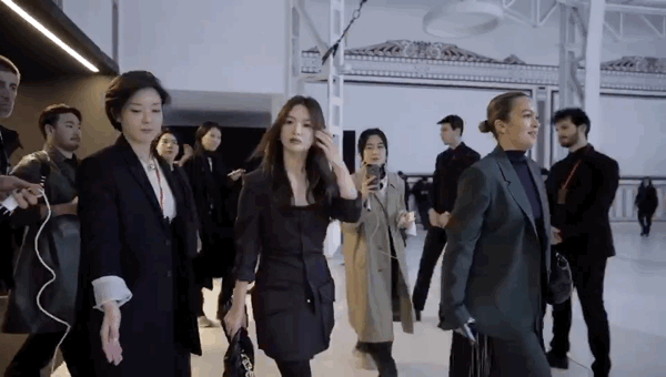 離婚後黑化成「鈕祜祿喬」！宋慧喬米蘭時裝周一身甄嬛風，「小黑裙+暗黑紅唇」霸氣到宋仲基都認不出了