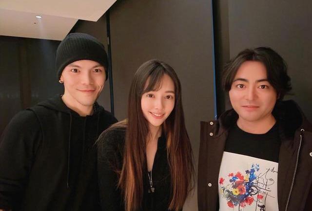 61歲向太「短髮造型亮相」膚質緊緻超凍齡　披絲絨外套「氣場依舊霸氣」十足貴婦