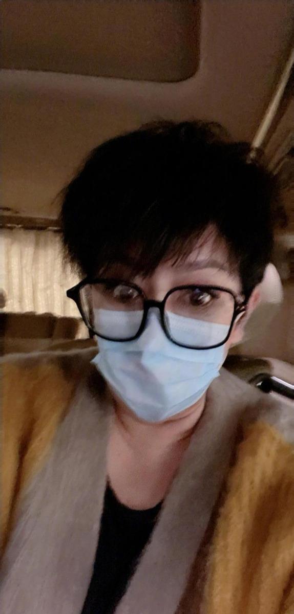 61歲向太「短髮造型亮相」膚質緊緻超凍齡　披絲絨外套「氣場依舊霸氣」十足貴婦