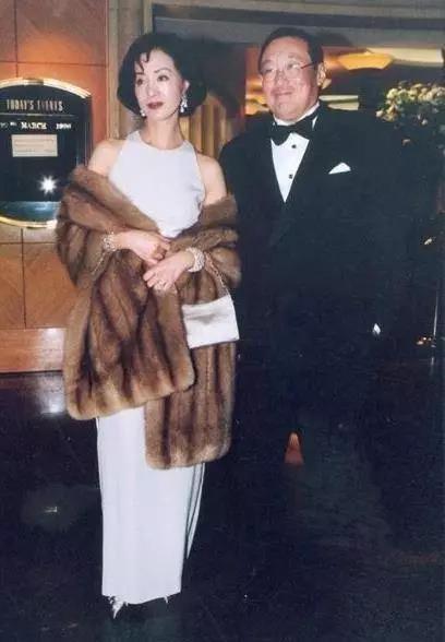 丈夫偷吃43年！她不哭不鬧「聯手女兒鬥垮小三」絕不離婚　耗到老公走後「獨佔百億家產」成最大贏家