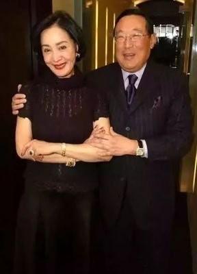 丈夫偷吃43年！她不哭不鬧「聯手女兒鬥垮小三」絕不離婚　耗到老公走後「獨佔百億家產」成最大贏家