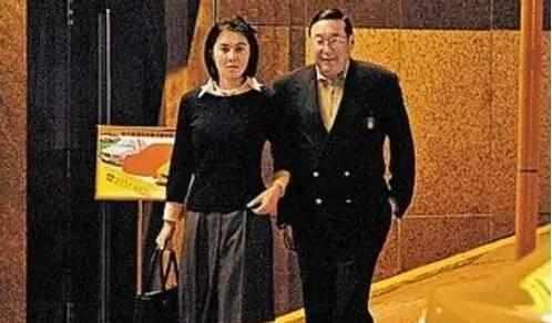 丈夫偷吃43年！她不哭不鬧「聯手女兒鬥垮小三」絕不離婚　耗到老公走後「獨佔百億家產」成最大贏家