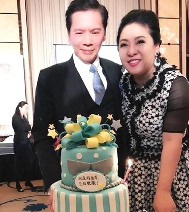 61歲向太「短髮造型亮相」膚質緊緻超凍齡　披絲絨外套「氣場依舊霸氣」十足貴婦