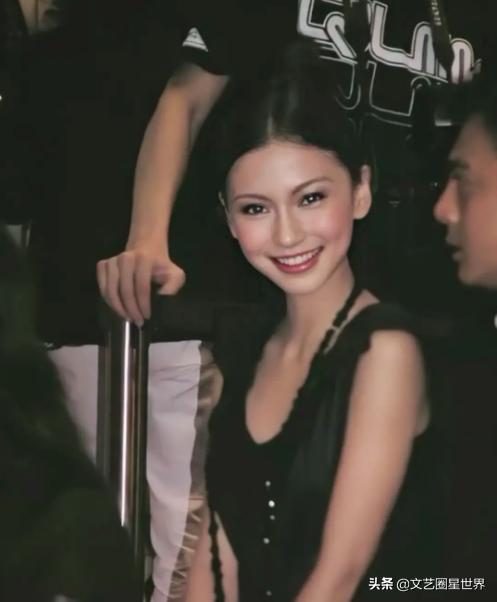 整牙堪比換臉？楊穎17歲「卸牙套後照片」曝光，「滿臉膠原蛋白+櫻桃小嘴」完全不像同一人