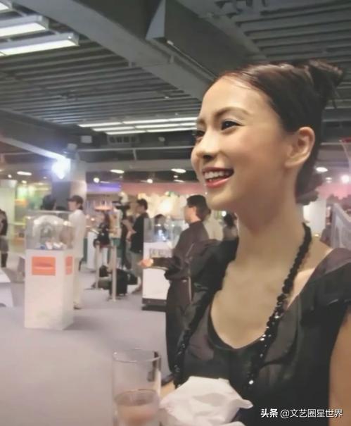 整牙堪比換臉？楊穎17歲「卸牙套後照片」曝光，「滿臉膠原蛋白+櫻桃小嘴」完全不像同一人