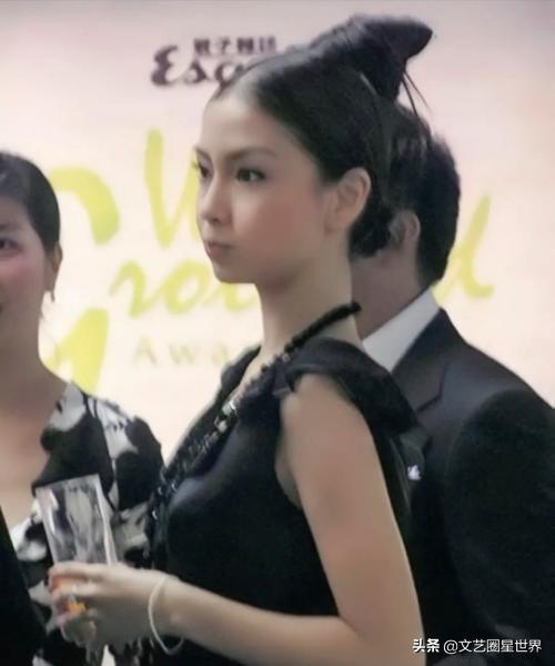 整牙堪比換臉？楊穎17歲「卸牙套後照片」曝光，「滿臉膠原蛋白+櫻桃小嘴」完全不像同一人